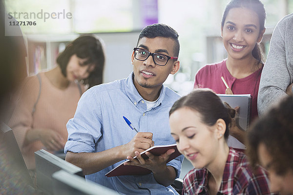 Studenten machen sich Notizen im Klassenzimmer