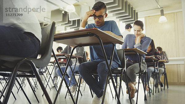 Studenten beim Test am Schreibtisch im Klassenzimmer