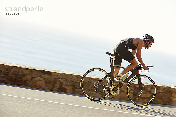 Triathleten-Rennfahrer auf der Seestraße