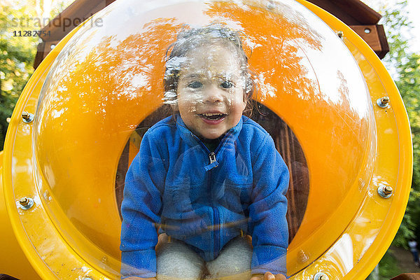 Kaukasische Baby Mädchen lächelnd in Spielplatz Blase