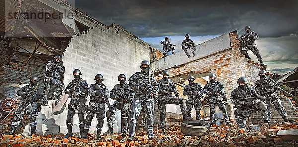 Soldaten mit Masken auf Ruinen im Schlachtfeld