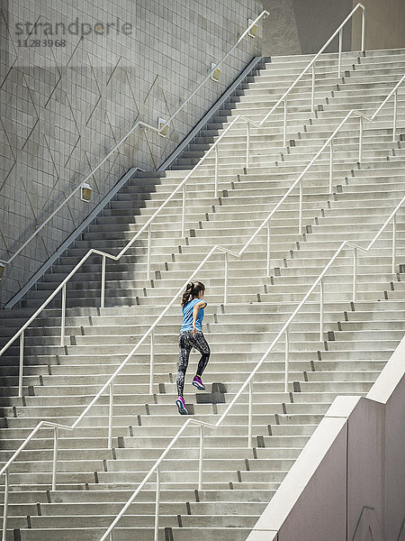 Kaukasische Frau läuft auf einer Treppe