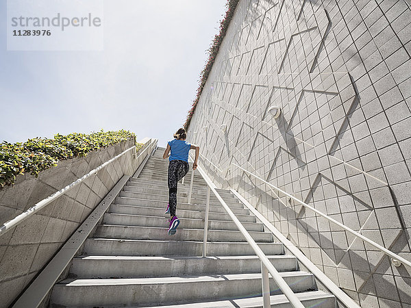 Kaukasische Frau läuft auf einer Treppe