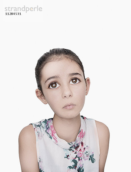 Porträt eines traurigen gemischtrassigen Mädchens mit großen Augen