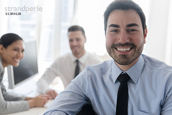 Porträt eines lächelnden Geschäftsmannes im Büro