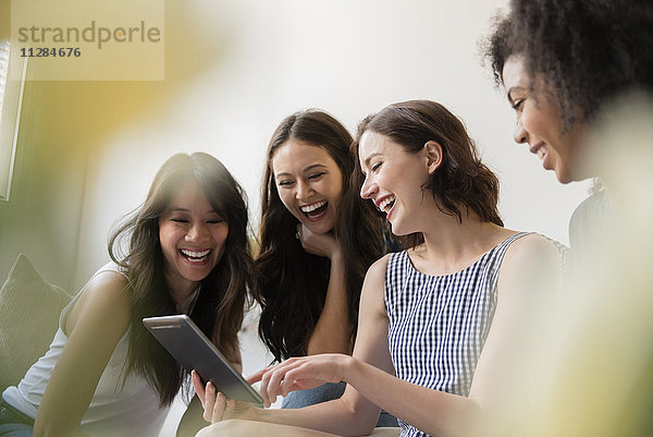 Lächelnde Frauen mit digitalem Tablet