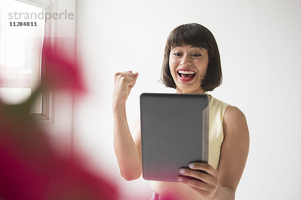 Feier der hispanischen Frau mit digitaler Tafel