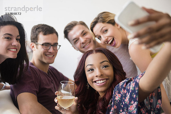 Lächelnde Freunde posieren für ein Handy-Selfie