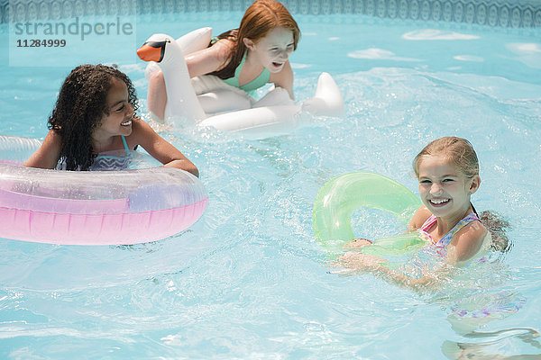 Lächelnde Mädchen schwimmen im Schwimmbad