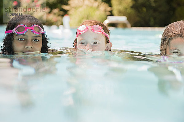 Oberflächenansicht der Gesichter von Mädchen im Schwimmbad