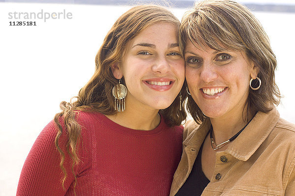 Porträt einer lächelnden Mutter und Tochter