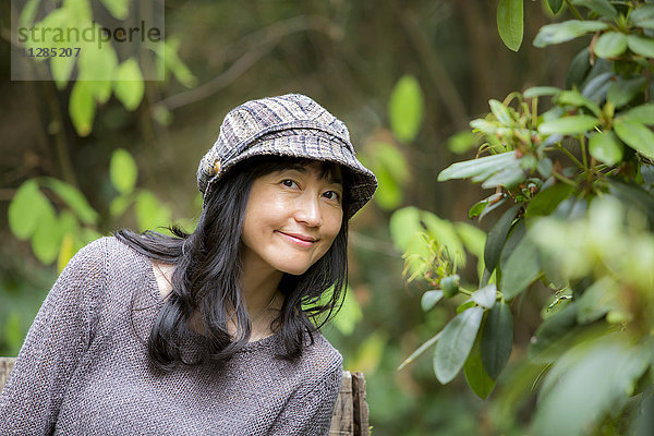 Porträt einer lächelnden japanischen Frau im Wald