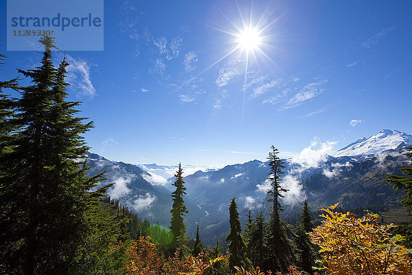 Sonne über herbstlicher Berglandschaft