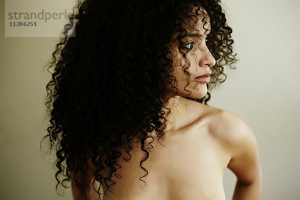 Porträt einer nackten hispanischen Frau  die wegschaut