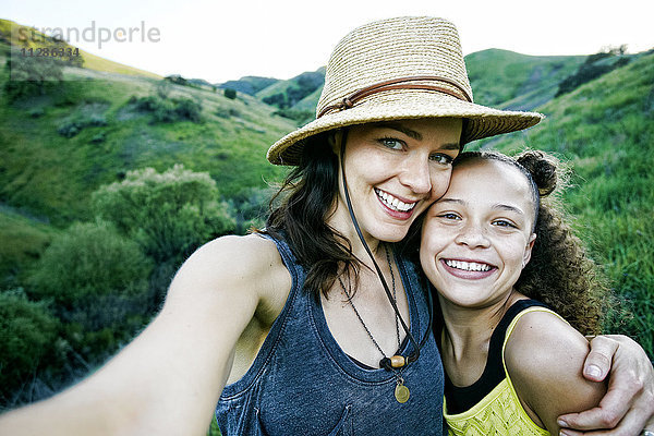 Mutter und Tochter posieren für ein Selfie