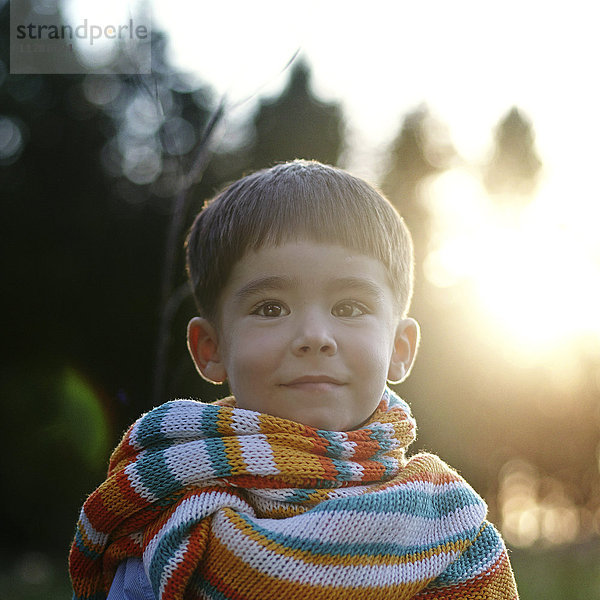 Porträt eines kaukasischen Mädchens mit mehrfarbigem Halstuch