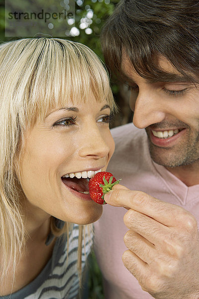 Ehepaar isst Erdbeere
