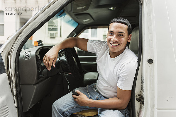 Lächelnder Mann im Auto