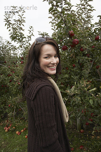 Porträt einer Frau im Apfelgarten