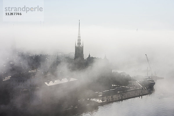 Stadt auf See im Nebel