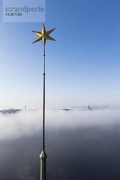 Stern gegen blauen Himmel