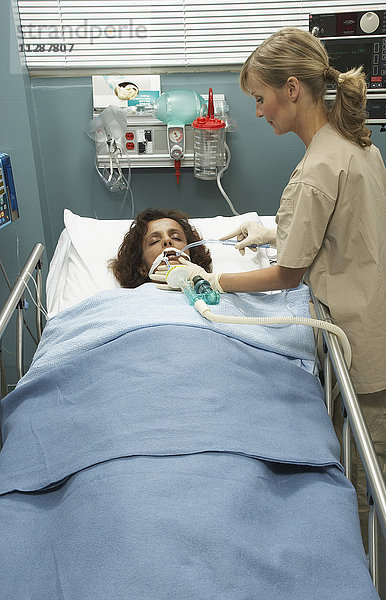 Krankenschwester kümmert sich um Patient