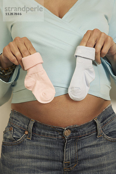 Frau hält Baby-Socken