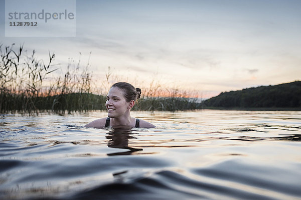 Junge Frau schwimmt im See