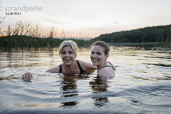 Frauen schwimmen im See