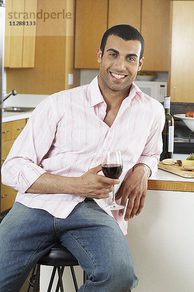 Porträt eines Mannes in der Küche