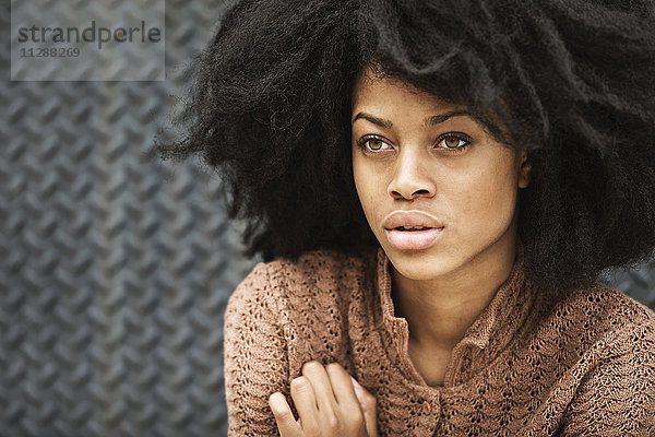 Porträt einer jungen Frau mit Afro-Haar