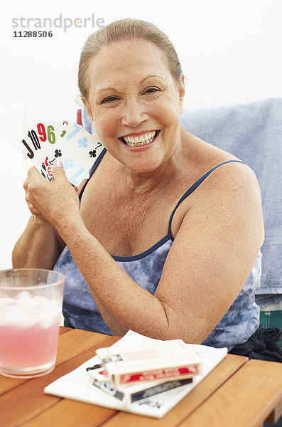 Porträt einer Frau  die Karten spielt