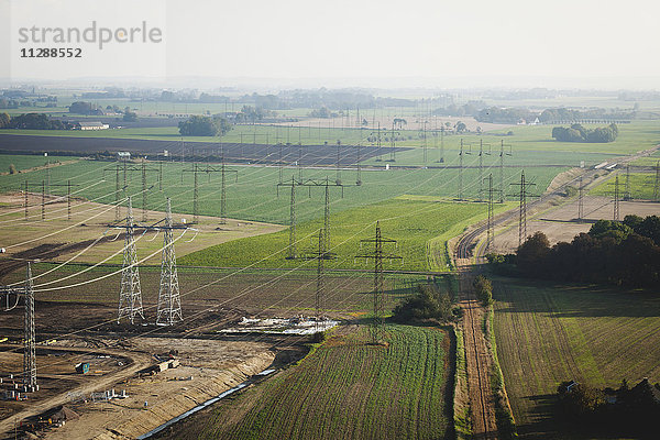 Luftaufnahme von Strommasten auf Feldern
