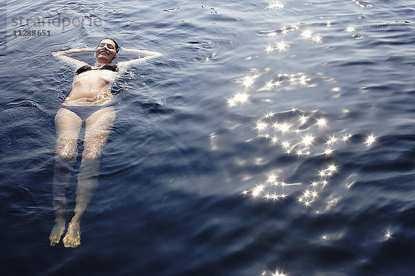 Frau schwimmt im See