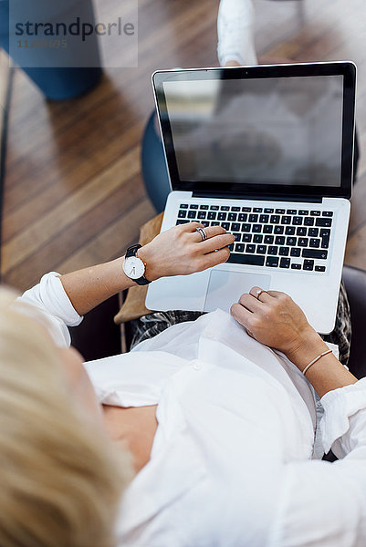 Geschäftsfrau mit Laptop