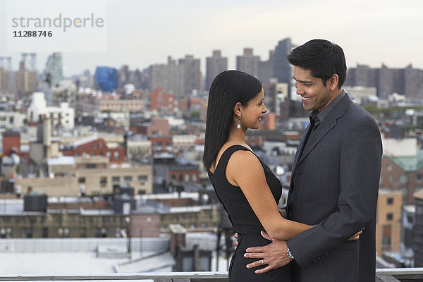 Ehepaar auf Balkon  Soho  New York City  New York  USA