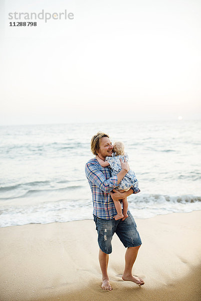 Vater mit Tochter am Strand