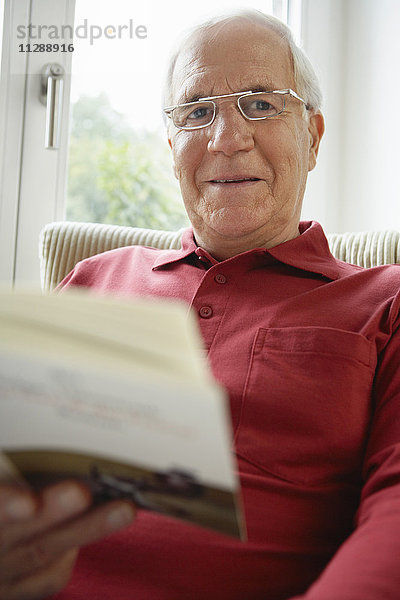 Porträt eines Mannes  der ein Buch liest