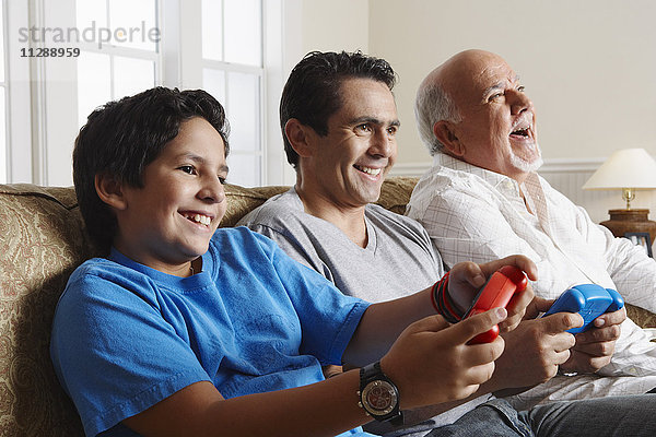 Familie beim Spielen von Videospielen