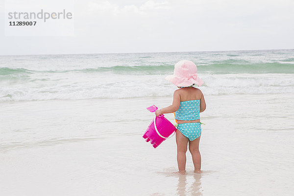 Kleinkind Mädchen spielt im Meer mit Schaufel und Eimer am Strand  Destin  Florida  USA