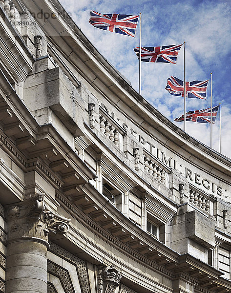 Spitze des Admiralty Arch-Gebäudes mit britischen Flaggen  London  England
