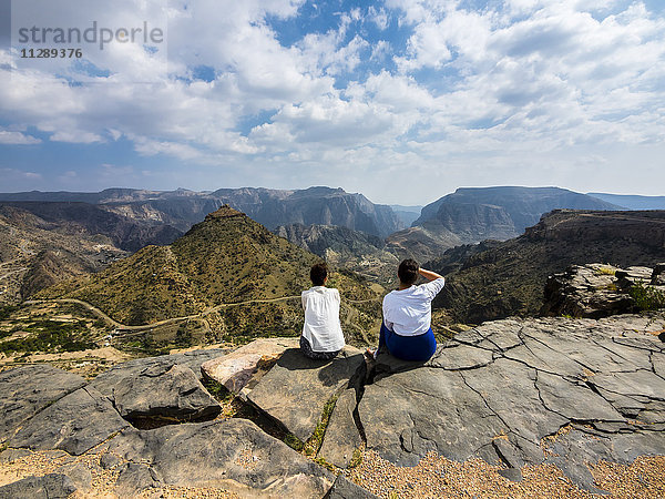 Oman  Jabal Akhdar  Zwei Frauen mit Blick auf die Berge