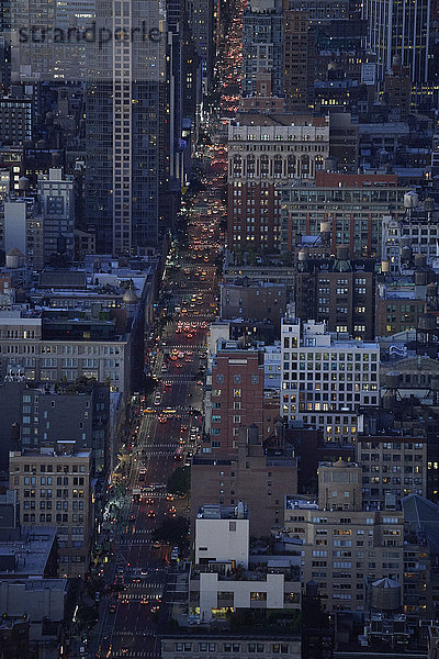 USA  New York City  Verkehr auf der 6th Avenue am Abend