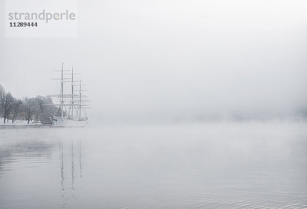 Großes Schiff im Nebel