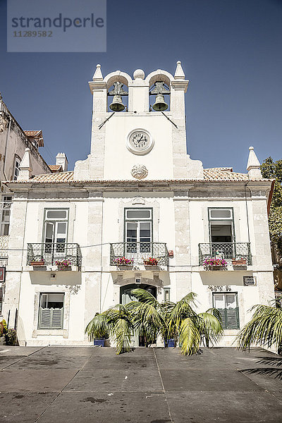 Portugal  Cascais  weißes Haus mit Glockenturm