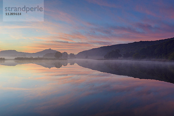 Landschaft in der Morgendämmerung mit der Wachsenburg  die sich im See spiegelt  Drei Gleichen  Ilm-Kreis  Thüringen  Deutschland