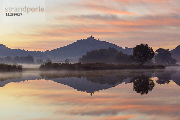 Wachsenburg in der Dämmerung mit Spiegelung im See  Drei Gleichen  Ilm-Kreis  Thüringen  Deutschland