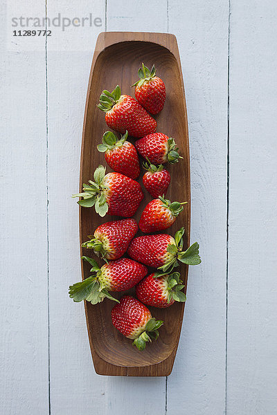 Erdbeeren in einer Holzschale