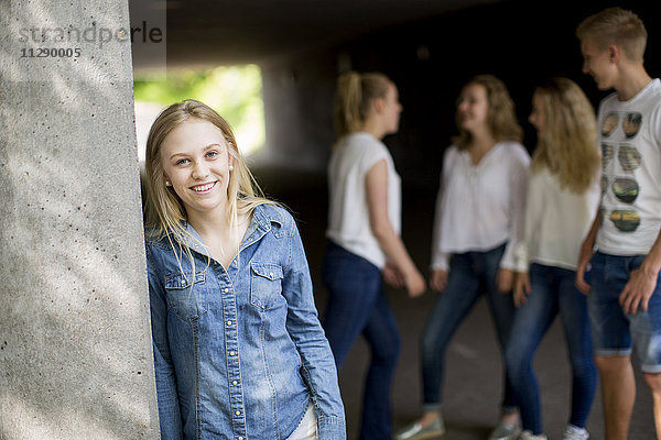 Teenager-Mädchen schaut in die Kamera