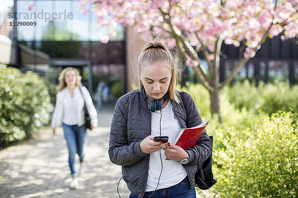 Mädchen benutzt Mobiltelefon